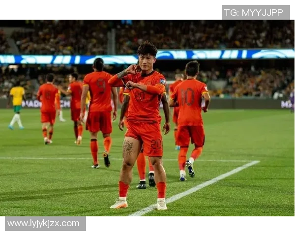 足球明星在比赛中意外撕破球衣引发球迷热议与媒体关注