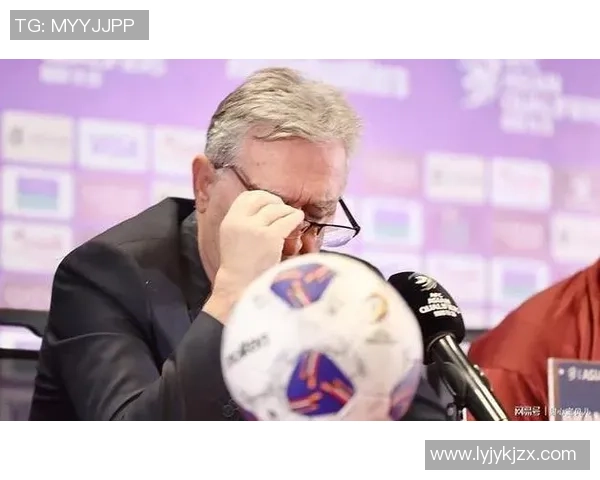 足球明星因踢假球获刑出狱重返赛场引发球迷热议与争议