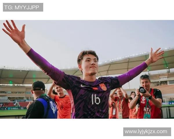 足球明星因场外行为被罚款引发球迷热议与媒体关注