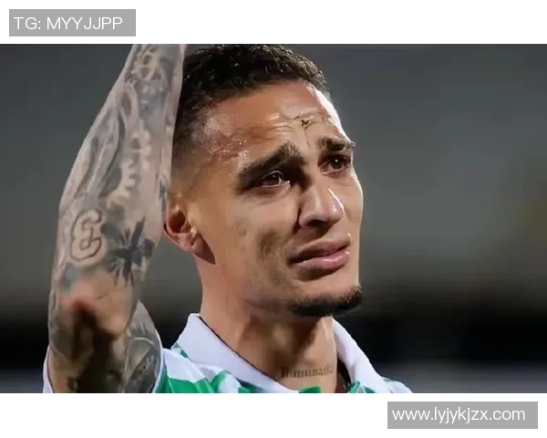 足球明星孩子泪洒赛场感人瞬间引发网友热议与共鸣 足球明星孩子泪洒赛场感人瞬间引发网友热议与共鸣