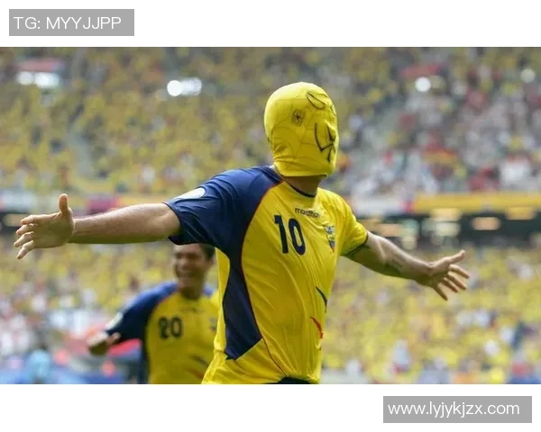 足球明星庆祝动作简单却充满激情引发球迷热烈响应