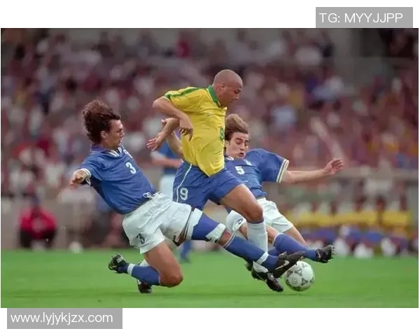 足球明星成长历程的珍贵瞬间与精彩瞬间记录图集