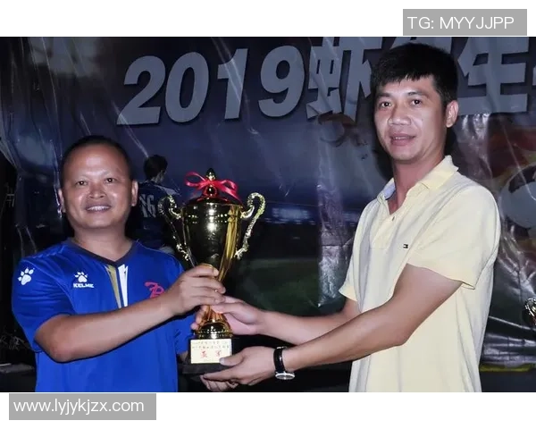 足球明星挂布竖版展示让你近距离感受球场魅力与激情 足球明星挂布竖版展示让你近距离感受球场魅力与激情