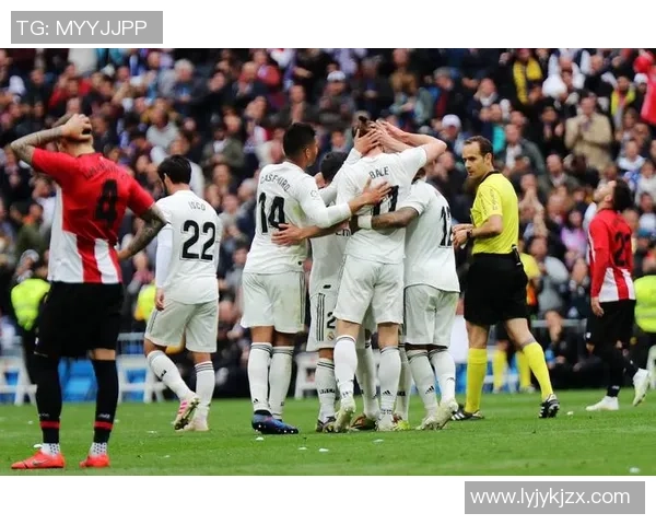 足球明星球员霸气展现无遗引领赛场风潮的魅力与实力