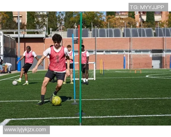 足球明星的成长之路：从青训到职业生涯的训练经历揭秘