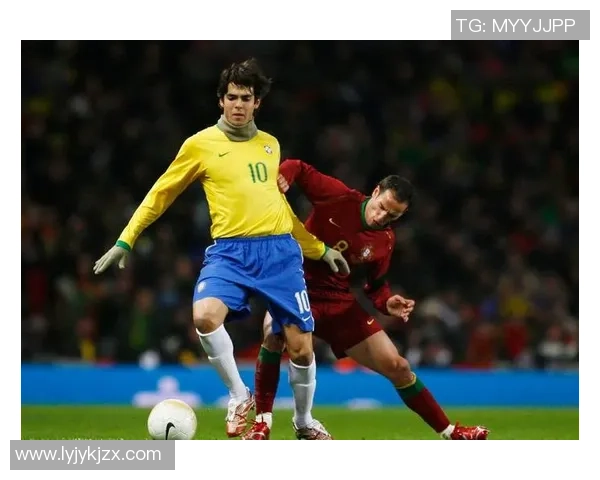 足球明星的搞笑日常揭秘：场上场下的趣事与欢乐瞬间