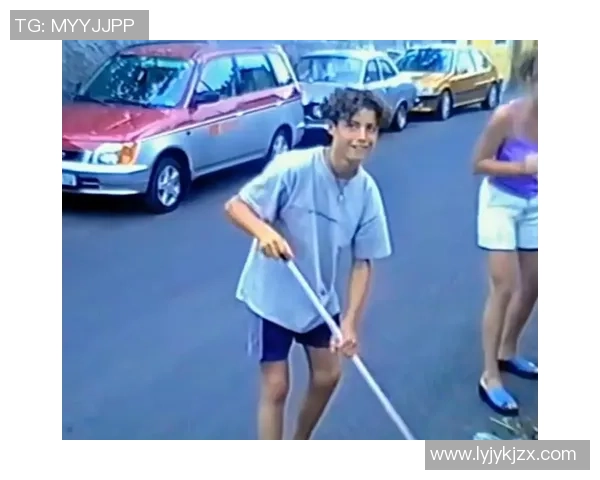 足球明星的可爱瞬间展现了他们不为人知的童真与魅力