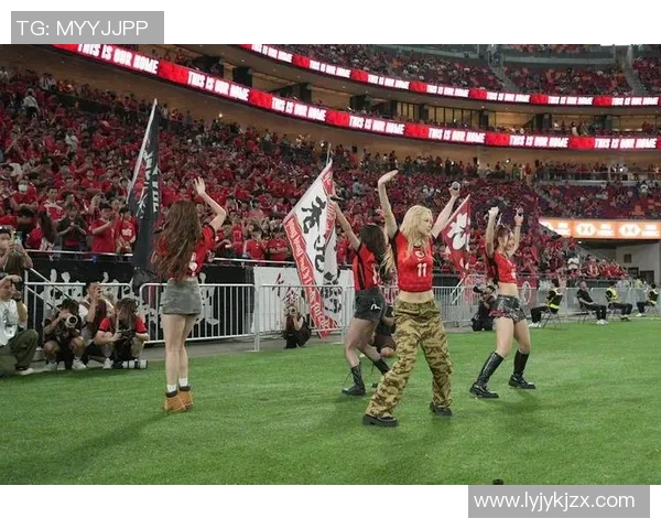 足球明星的女儿在比赛中精彩进球引发全场欢呼与关注 足球明星的女儿在比赛中精彩进球引发全场欢呼与关注