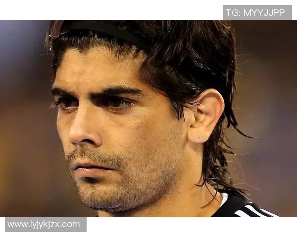 足球明星简介表图片展示各大球星的成就与风采助你了解足球世界的璀璨星辰